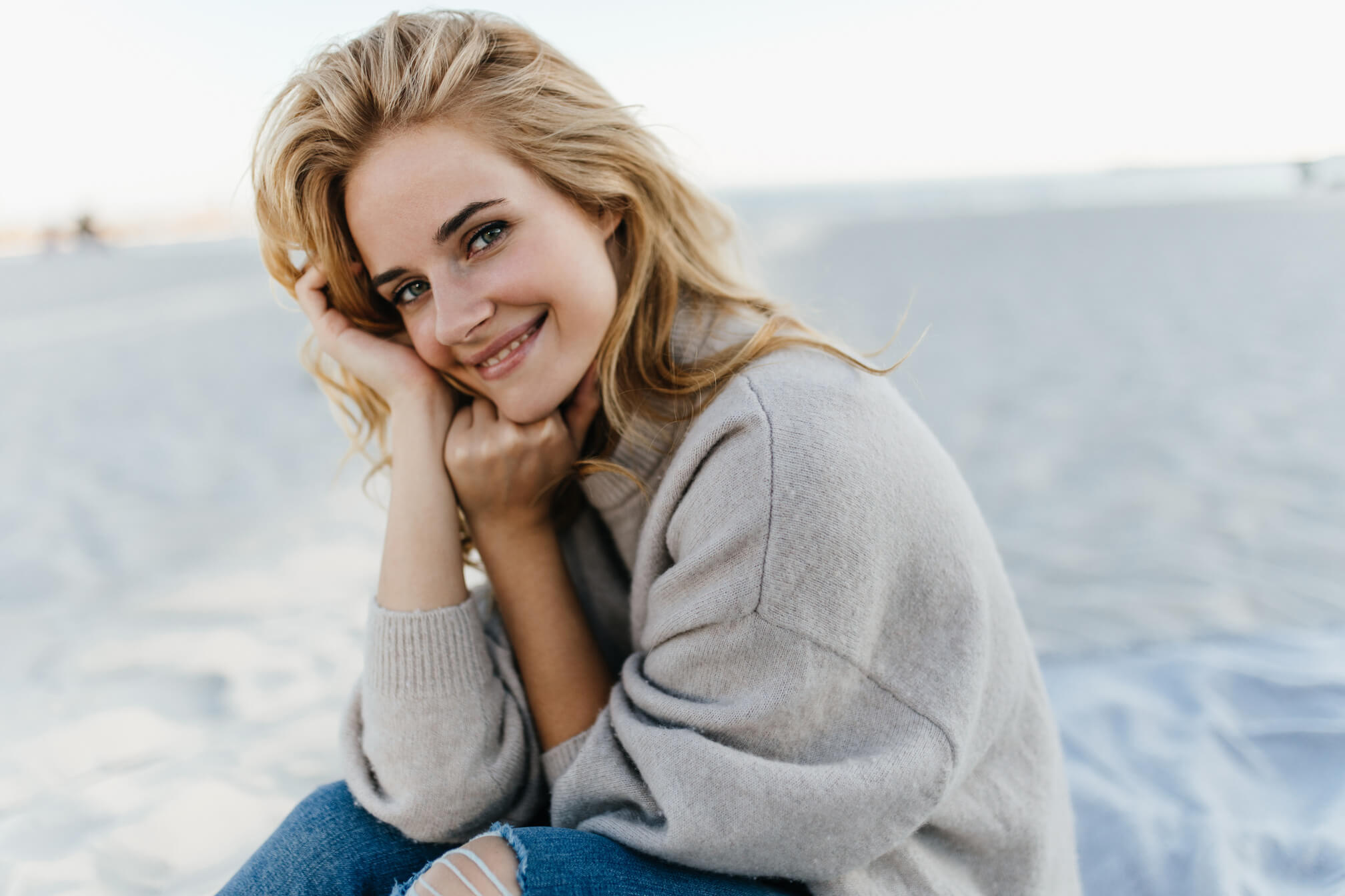 femme qui sourit et qui porte un pull en cachemire femme