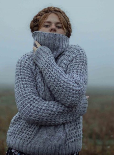 Femme qui porte un pull en cachemire bleu