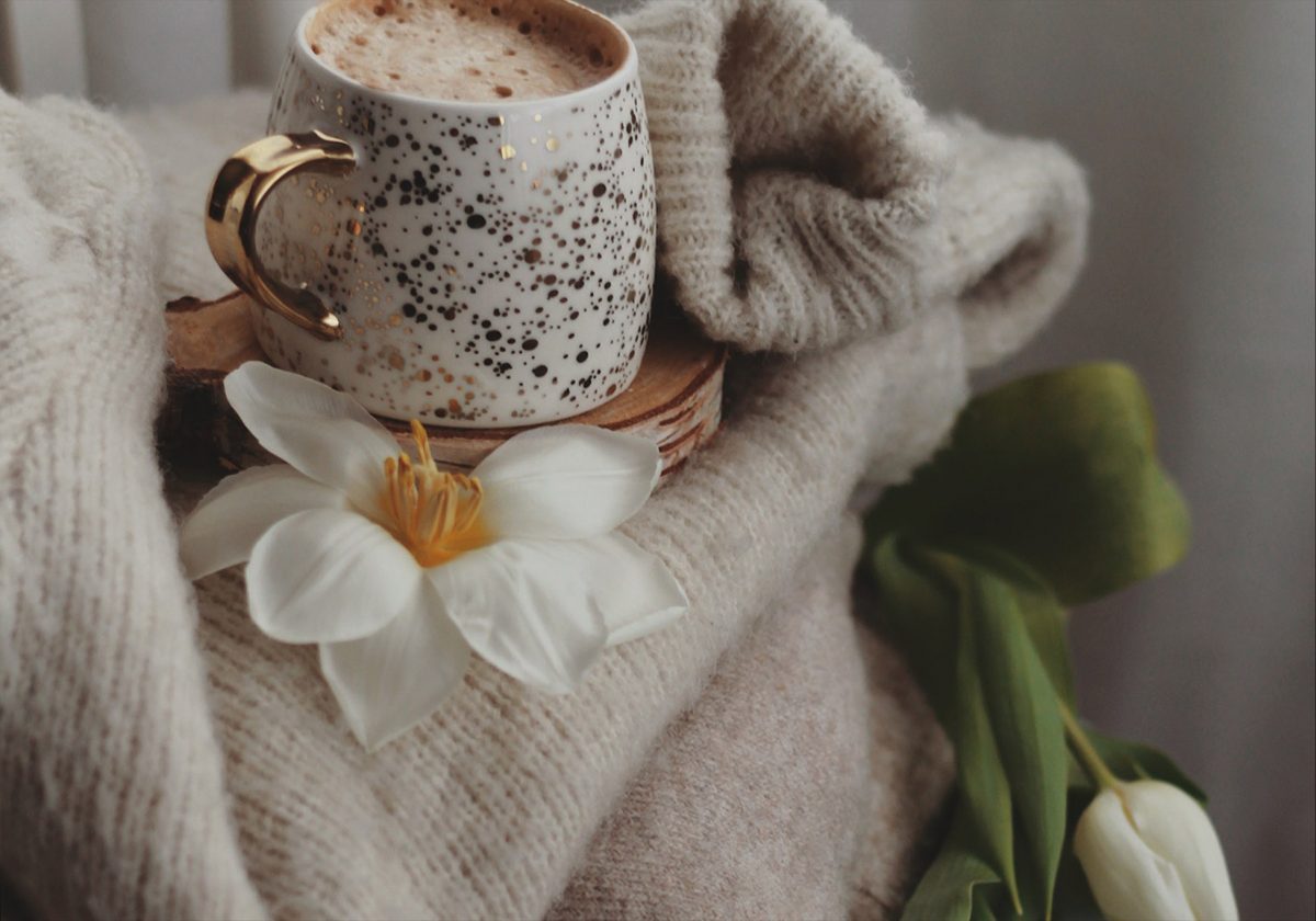 pull en cachemire avec tasse et fleurs