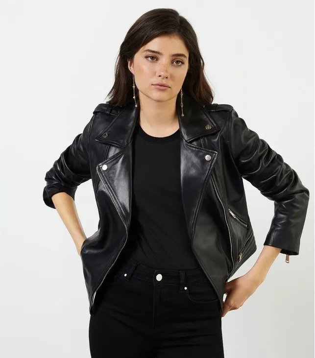 Woman in total black look with a jacket