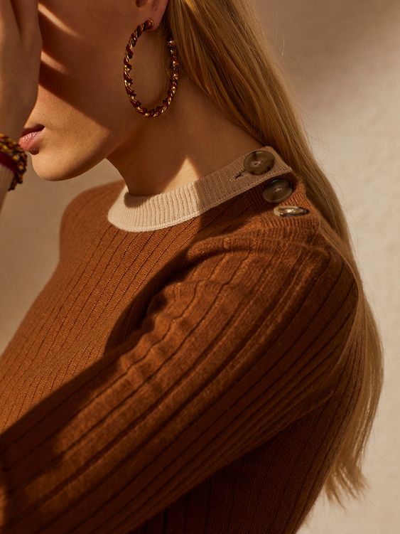 pull marron boutonne 1