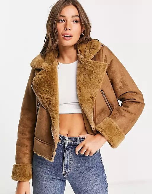 The camel women's aviator jacket: a perfect coat for winter and mid-season! 8 Woman wearing a short camel aviator jacket with jeans and a white top