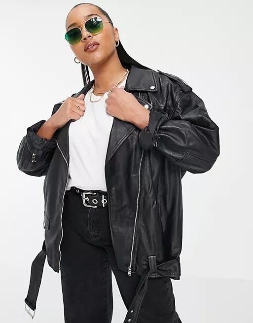 Streetwear look with an oversized leather jacket worn by a woman