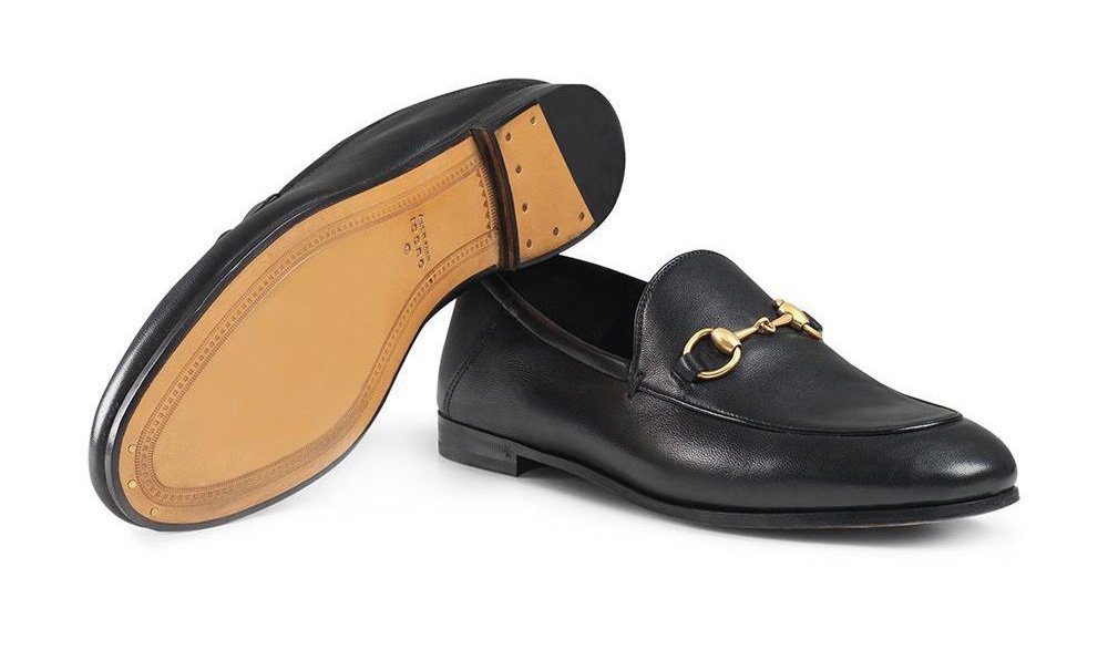 Closed black leather loafers for women with a chain in front