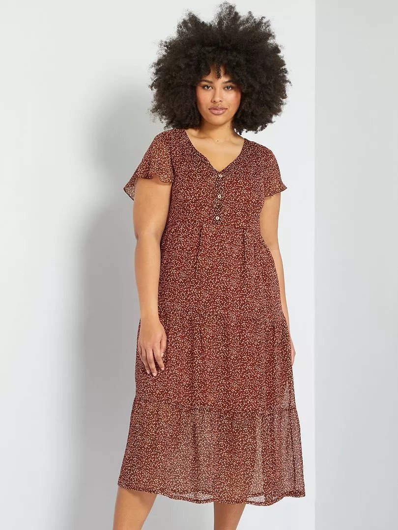 Brown jersey dress worn by a curvy woman