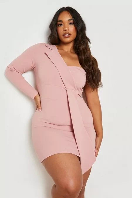 Curvy woman in a very fitted one-shoulder dress