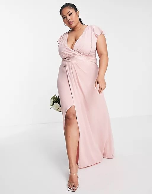 Curvy bridesmaid in a pink sheath dress