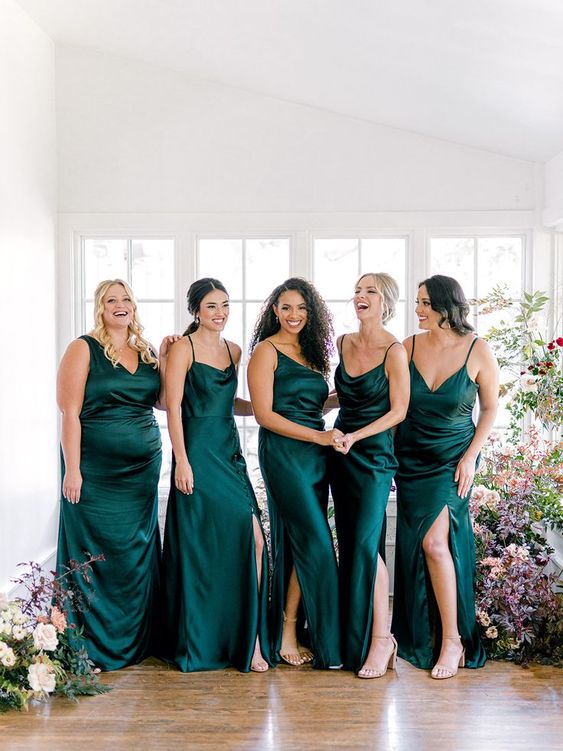 Bridesmaids wearing emerald green dresses