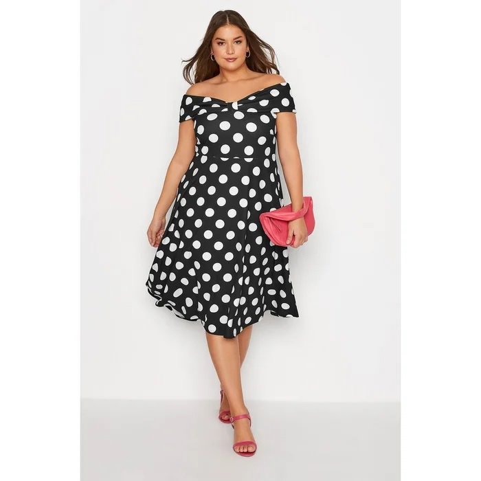 Skater dress with polka dots worn by a curvy woman