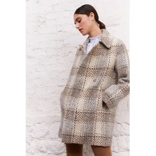 Checkered pattern on XXL coat