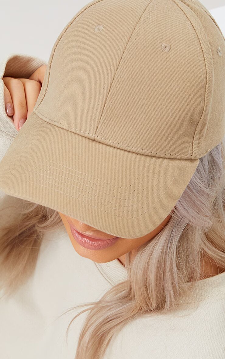 Woman wearing a beige baseball cap