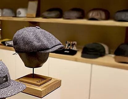 Casquette plate dans une boutique