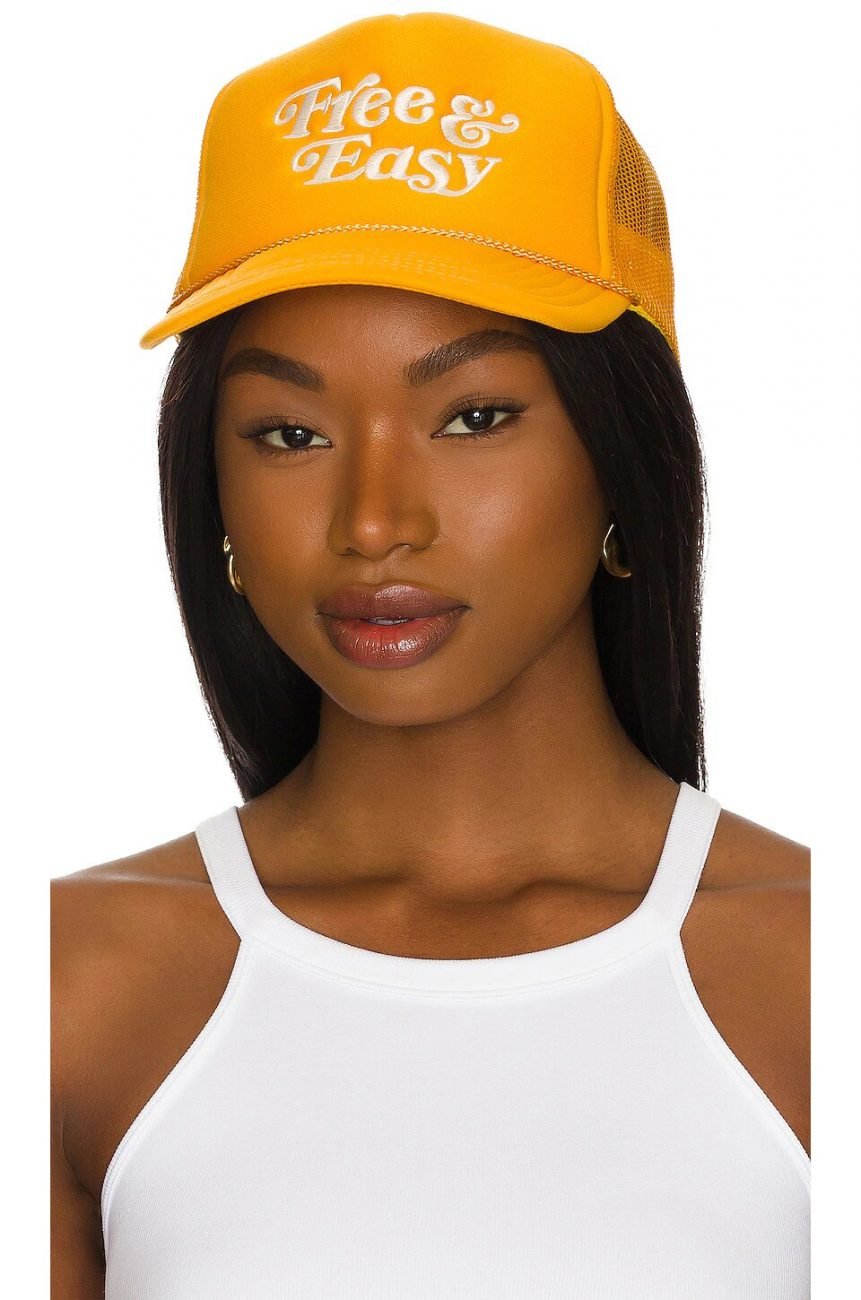 Woman wearing a yellow trucker cap from the brand Free & Easy