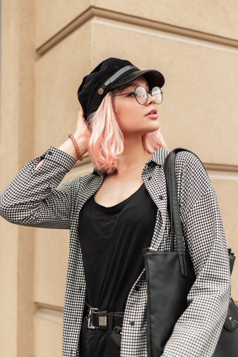 Look dune femme avec une casquette gavroche scaled