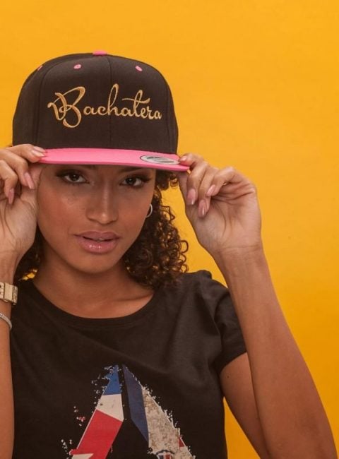 Une femme qui porte une casquette snapback scaled