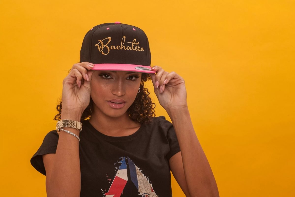 Une femme qui porte une casquette snapback scaled