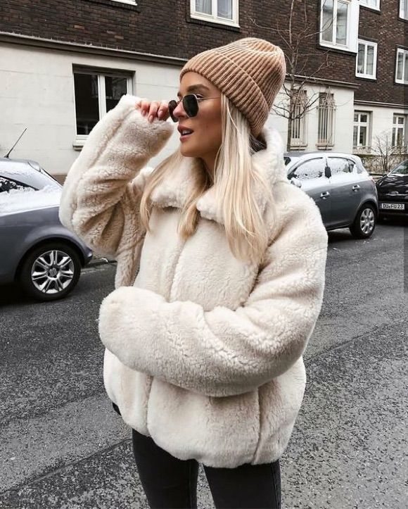 Winter look of a woman with a brown beanie