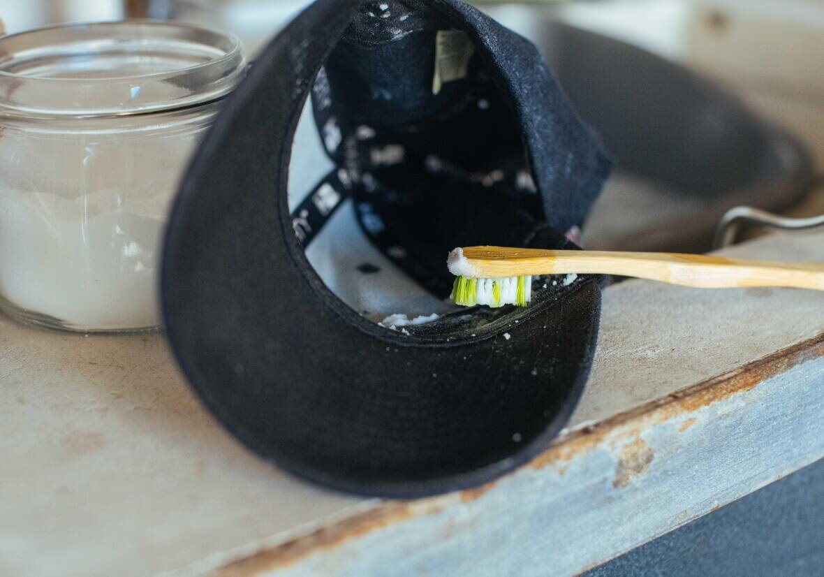 Washing a cap with baking soda to remove sweat stains