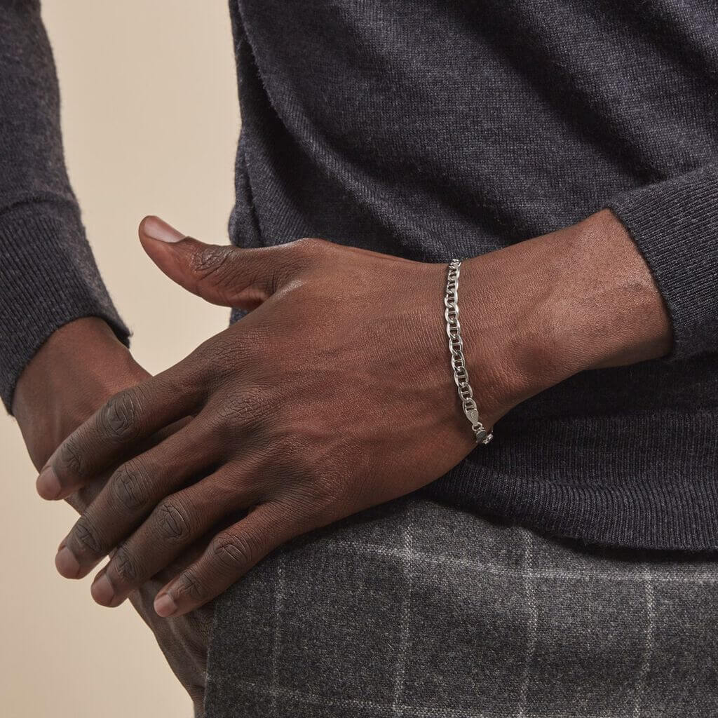 Man wearing a forçat silver bracelet from Histoire d'or