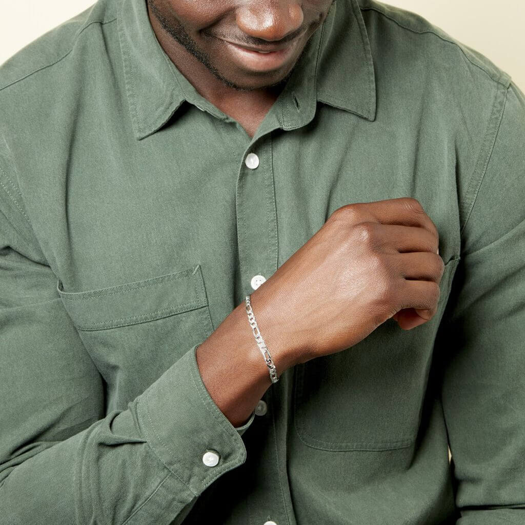 Man wearing a forçat silver bracelet from Histoire d'or