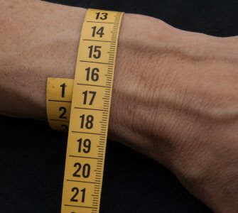 Method for measuring wrist size with a tape measure