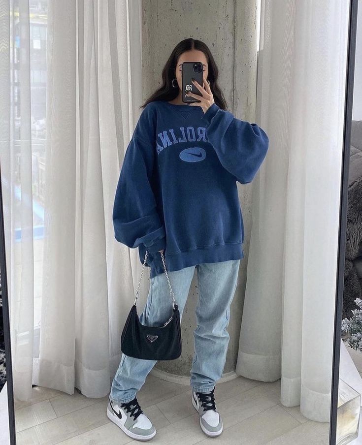 Streetwear look with a hoodie for women