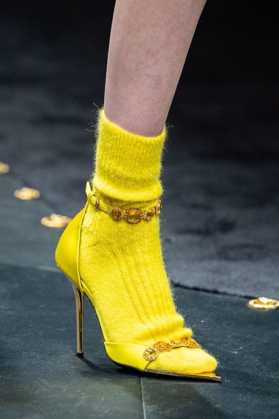 chaussettes et talons jaunes