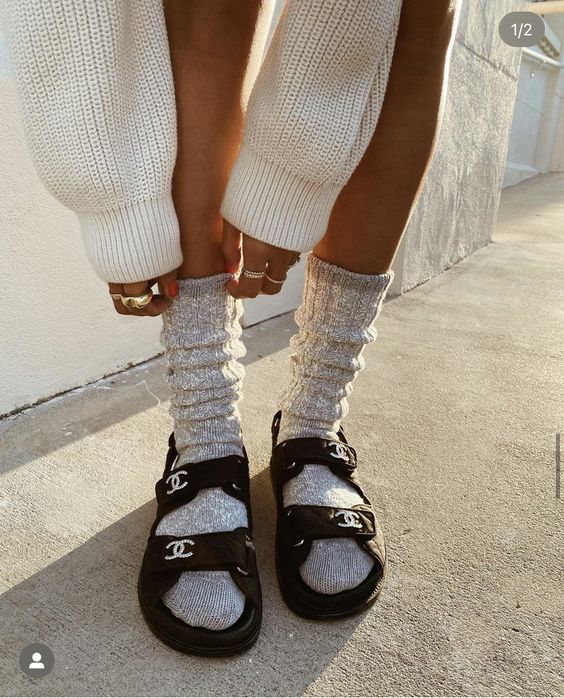 claquettes chaussettes chanel