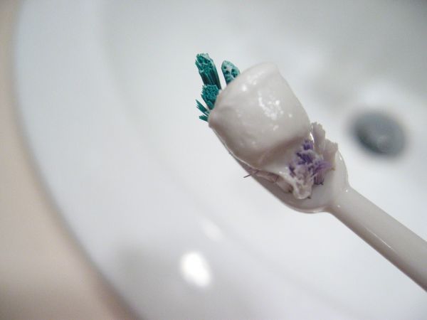 Toothpaste for cleaning jewelry