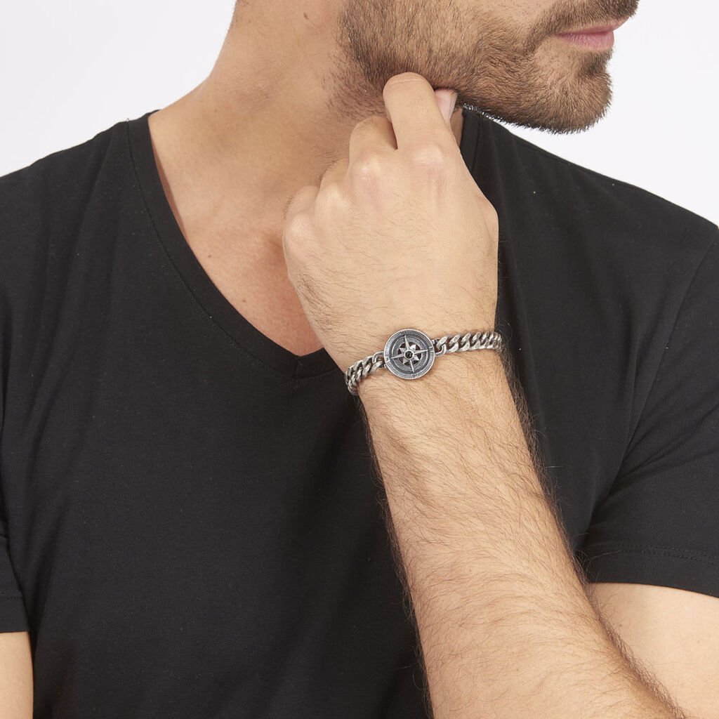 Man wearing a horse chain bracelet in steel from Histoire d'or