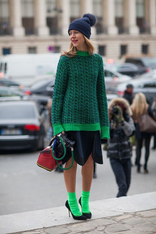 tenue avec chaussettes vertes escarpins noirs