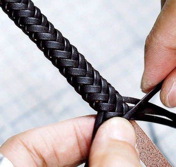 Braiding threads for a men's bracelet