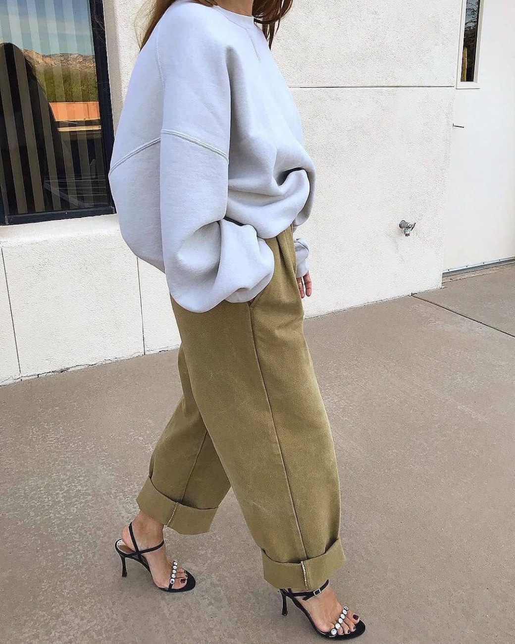 Woman wearing a total oversized look with a sweatshirt