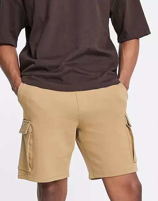 An ideal cargo short for urban style