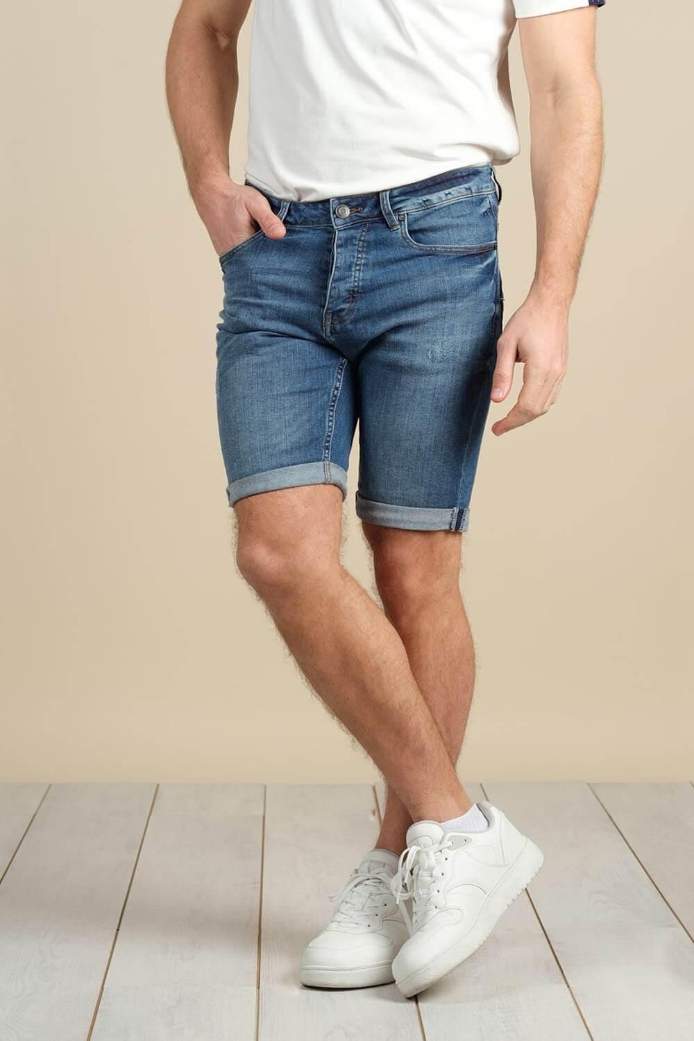 Man wearing long shorts for men from the brand Deeluxe.