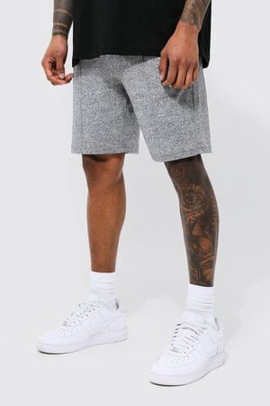 Man wearing the textured long shorts by Boohooman