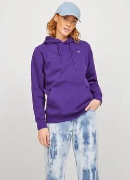 Woman wearing closed sweatshirt from JJXX