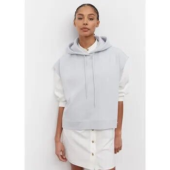 Woman wearing a sleeveless sweatshirt from Marc O'Polo