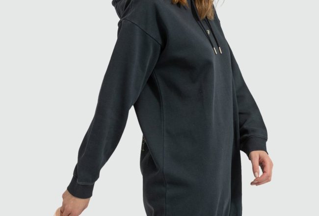 Femme habillée d'une robe sweat oversize