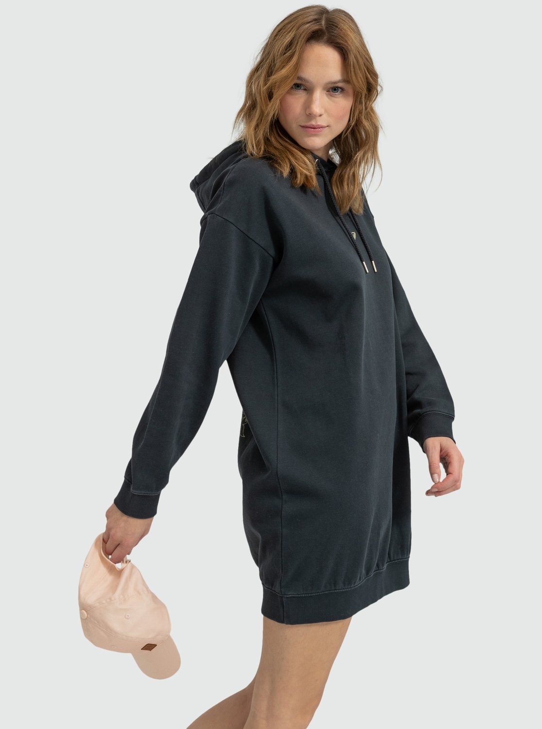 Femme habillée d'une robe sweat oversize