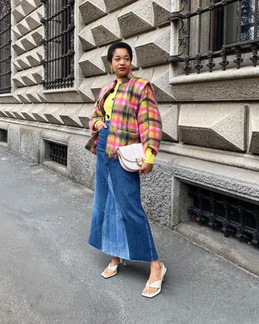 Woman wearing a long denim skirt in a spring look