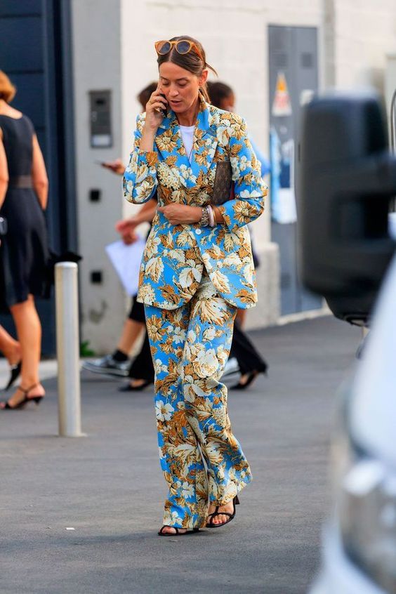 How to wear floral prints in spring? 6 Woman wearing a floral print suit in a total look
