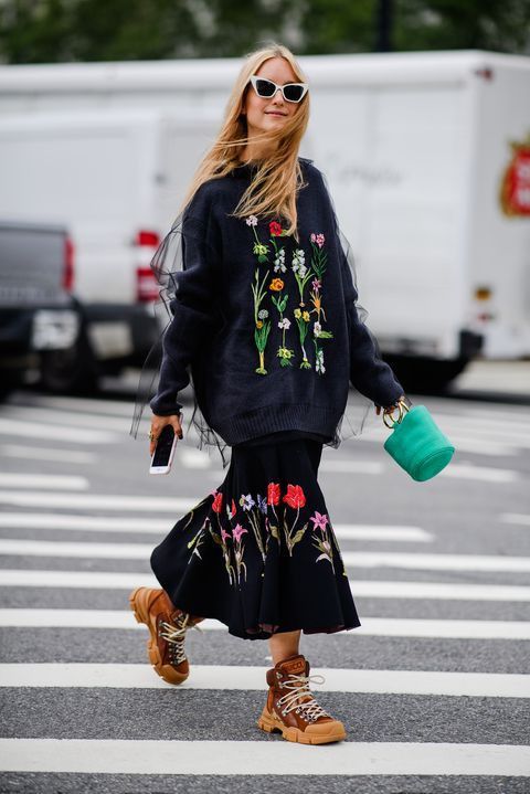 How to wear floral prints in spring? 2 Woman wearing an outfit adorned with flowers