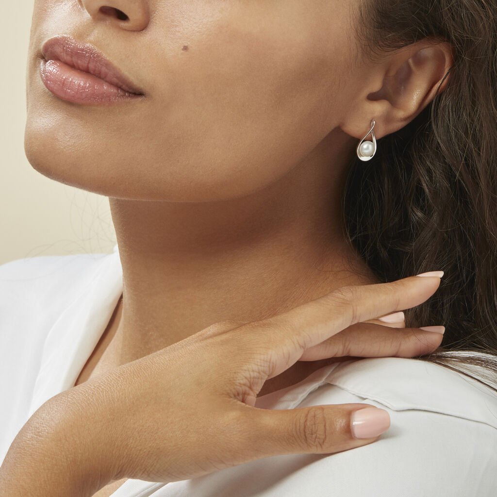 White silver drop earrings from the brand Loren