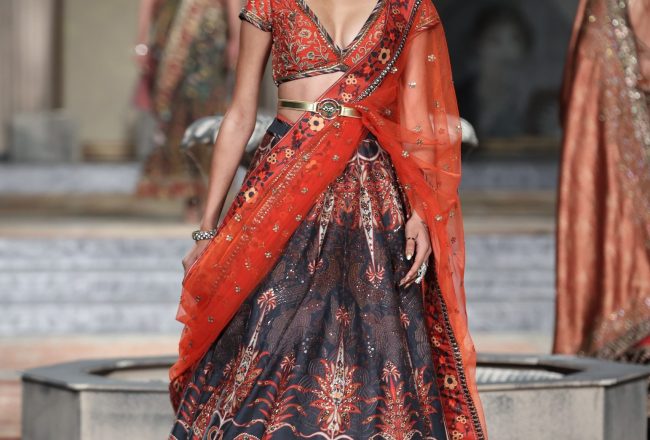 Tenue traditionnelle indienne sur défilé