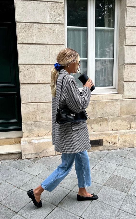 Tenue avec un blazer et un jean