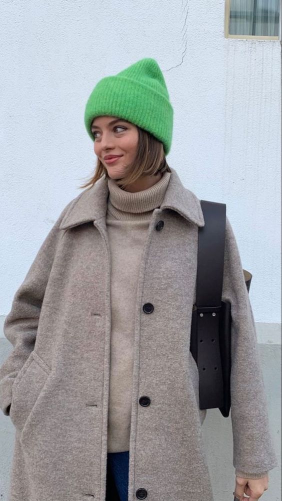 Manteau beige et bonnet vert