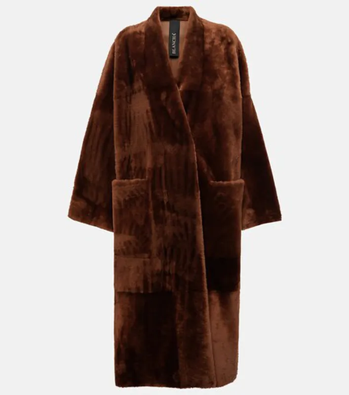 The fluffy coat will be the comfort piece of this winter 18 blancha manteau r versible en shearling p00845617 1 Modalova