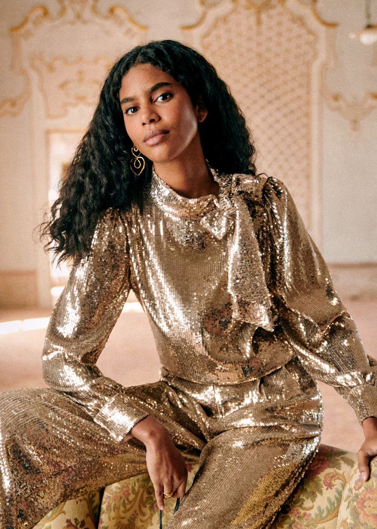 We wear the lavallière collar for a royal New Year's Eve 2024! 6 lavallière collar