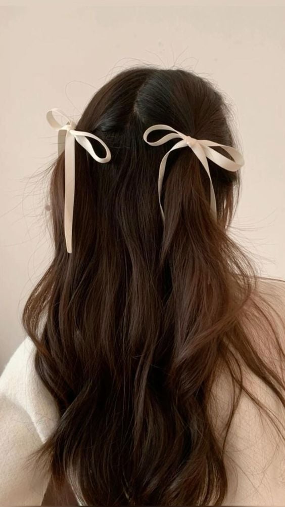 Hairstyle with ribbons and loose hair